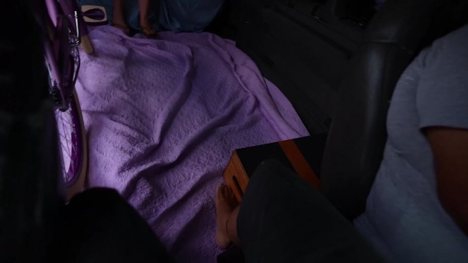 Una voluptuosa y curvilínea beldad es implacablemente taladrada por la enorme polla de Dwayne Foxxx mientras hace autostop con el culo al aire en una camioneta camper abarrotada - 3