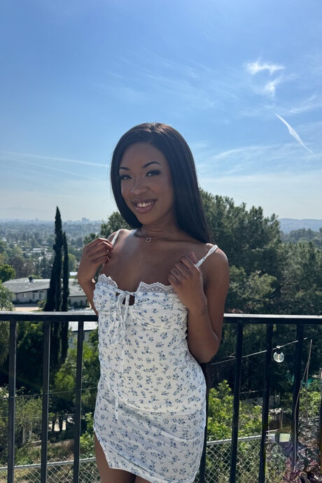 Lana Gee: Passera nuda e piedi ebony che lastricano la sua giornata di sensazioni - 1