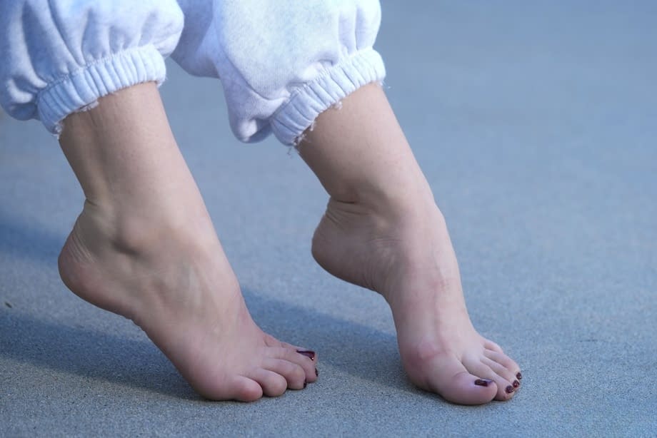 Jenna Madison te provoca desnuda mientras lame sus bonitos dedos de los pies - 6