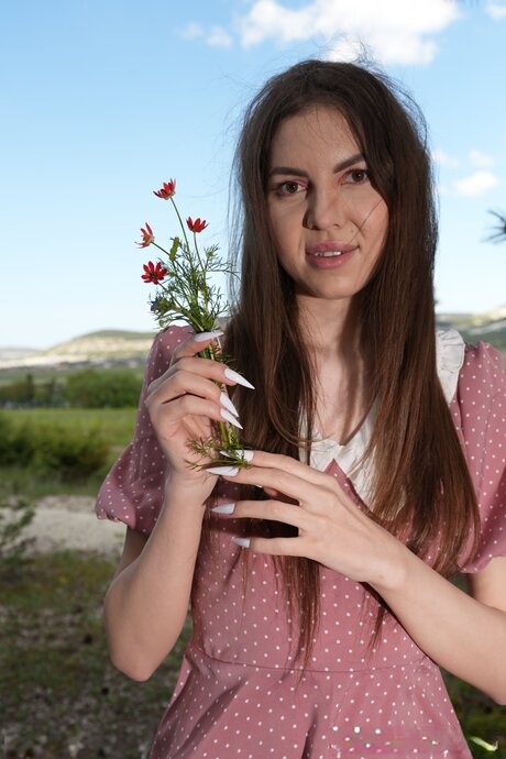 Alice B spalanca la sua figa adolescenziale gocciolante su una coperta all'aperto - 3