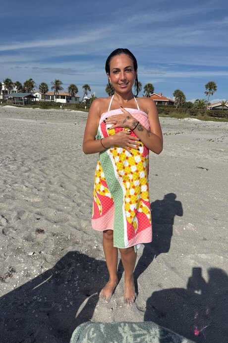 Mira Luv stuzzica le dita dei piedi sabbiose con curve latine totalmente nude dopo il piacere della spiaggia - 4
