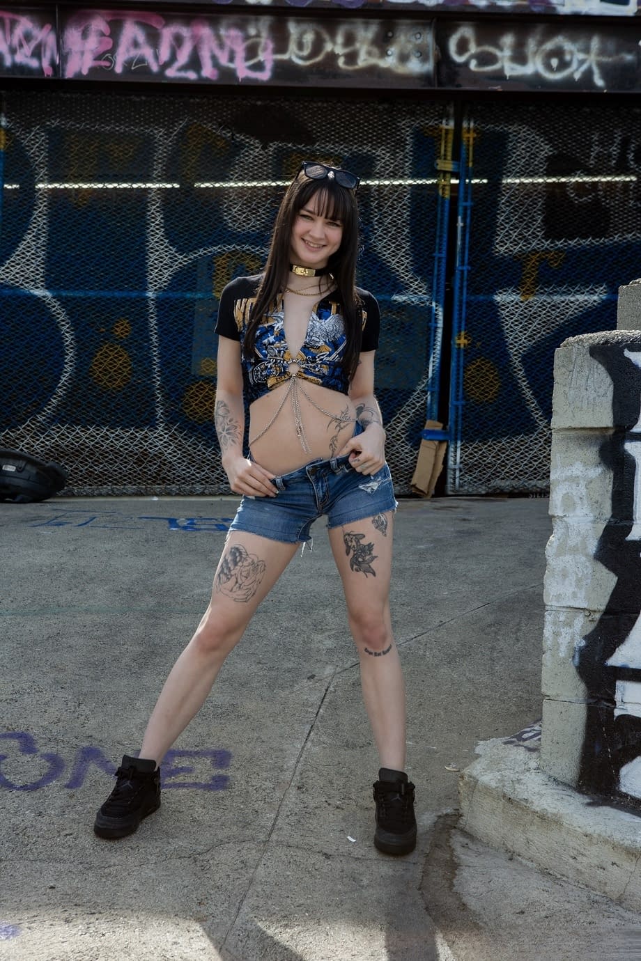 Remi Raw muestra sus pequeños pechos mientras provoca un encuentro hardcore en el sofá - 1