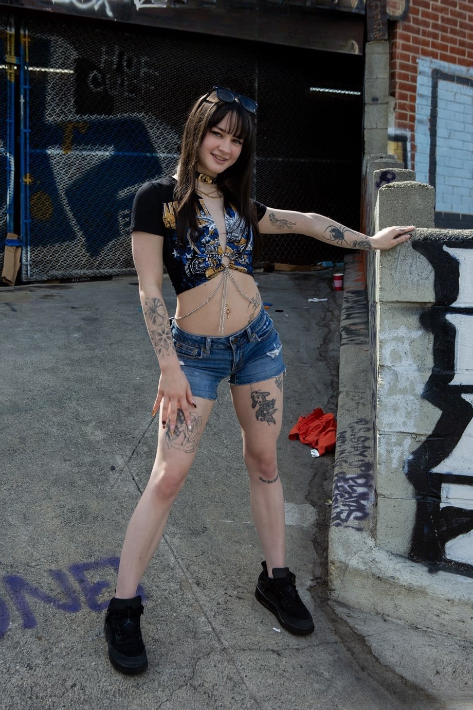Remi Raw muestra sus pequeños pechos mientras provoca un encuentro hardcore en el sofá - 2