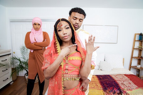 Troy A dà piacere a due bellezze hijabi in un bollente threesome interrazziale - 12