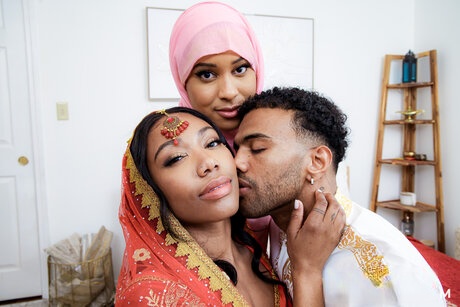 Troy A dà piacere a due bellezze hijabi in un bollente threesome interrazziale - 13