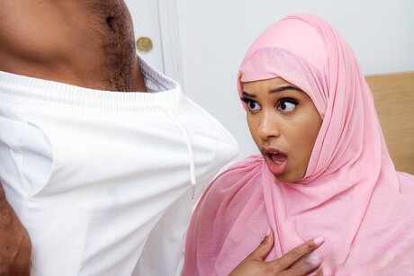 Troy A dà piacere a due bellezze hijabi in un bollente threesome interrazziale - 18