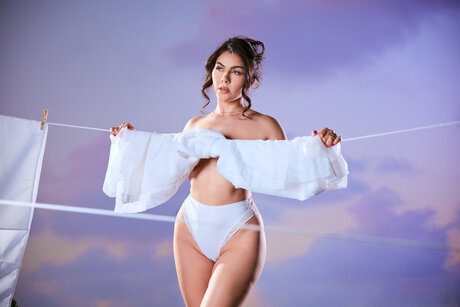 Christian Clay cloue sans pitié Valentina Nappi, insatiable, dans des séances déchaînées sur le lit - 4
