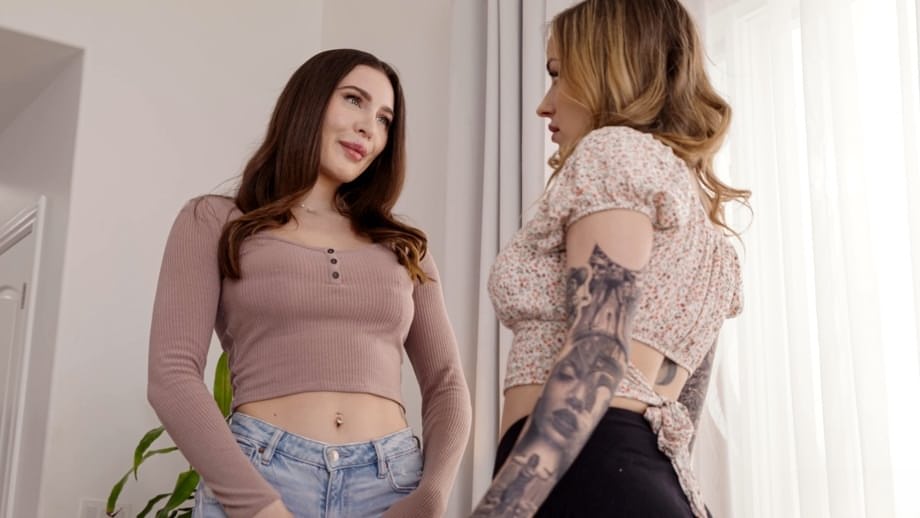 Ella Reese passionately eats out her lesbian lover on living room sofa - 6
