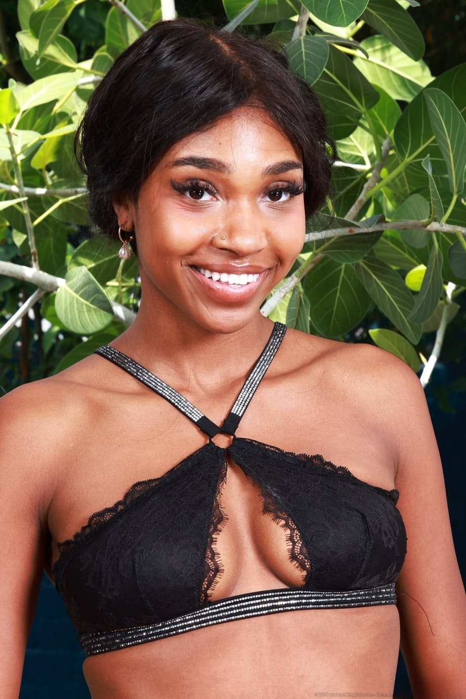poppy cox, sexy teen ebony mostrando sus tetas antes de abrir su coño recortado - 1