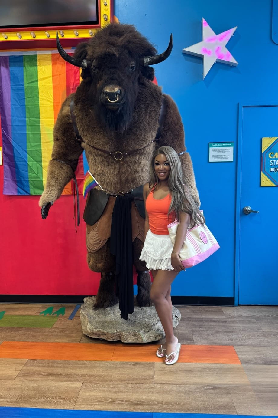 Lana Gee che stuzzica la sua figa gocciolante dopo una visita sporca al museo - 12
