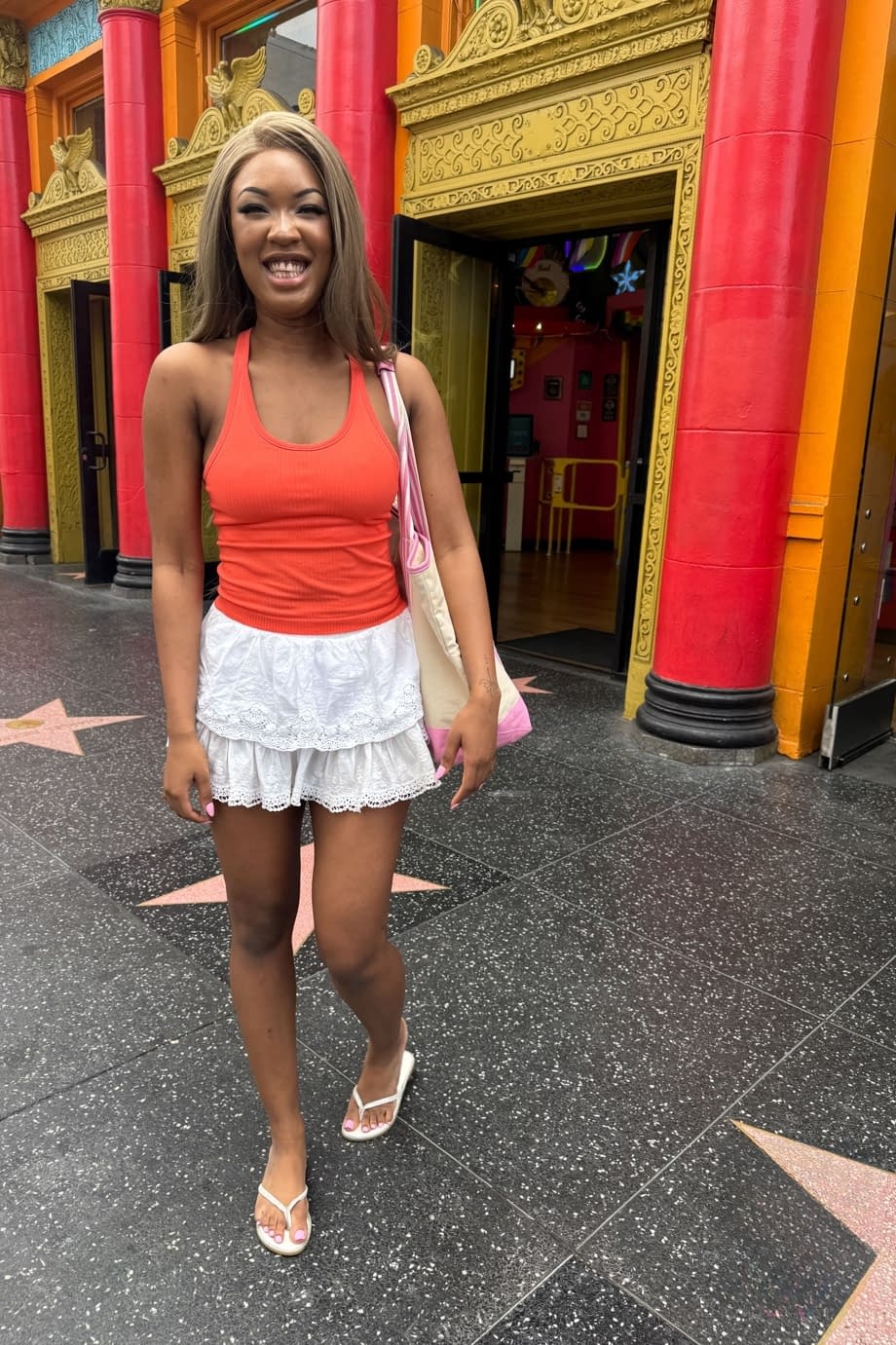Lana Gee che stuzzica la sua figa gocciolante dopo una visita sporca al museo - 18