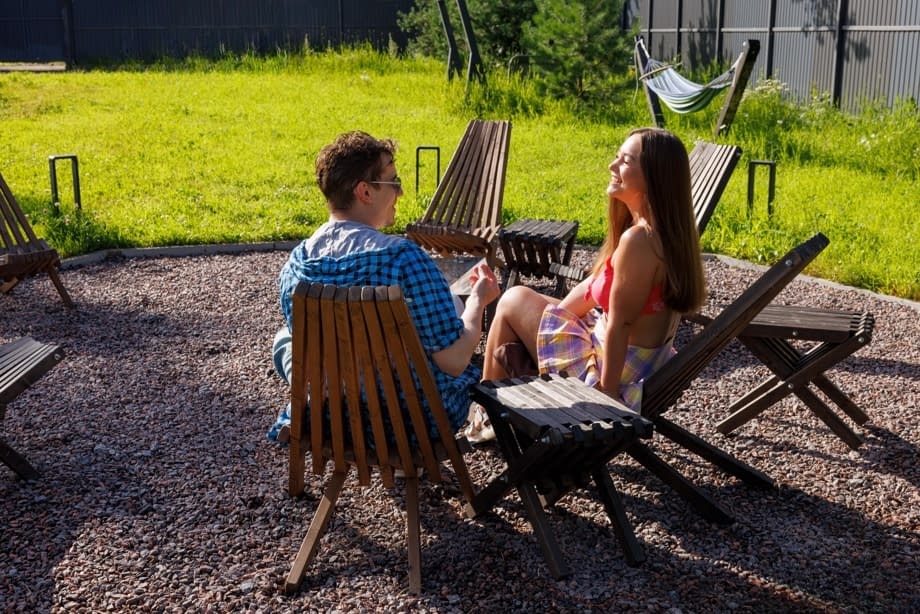Hazel Grace se déshabille entièrement en plein air avec son petit ami, prête pour une séance de sexe passionnée dans le jardin. - 1