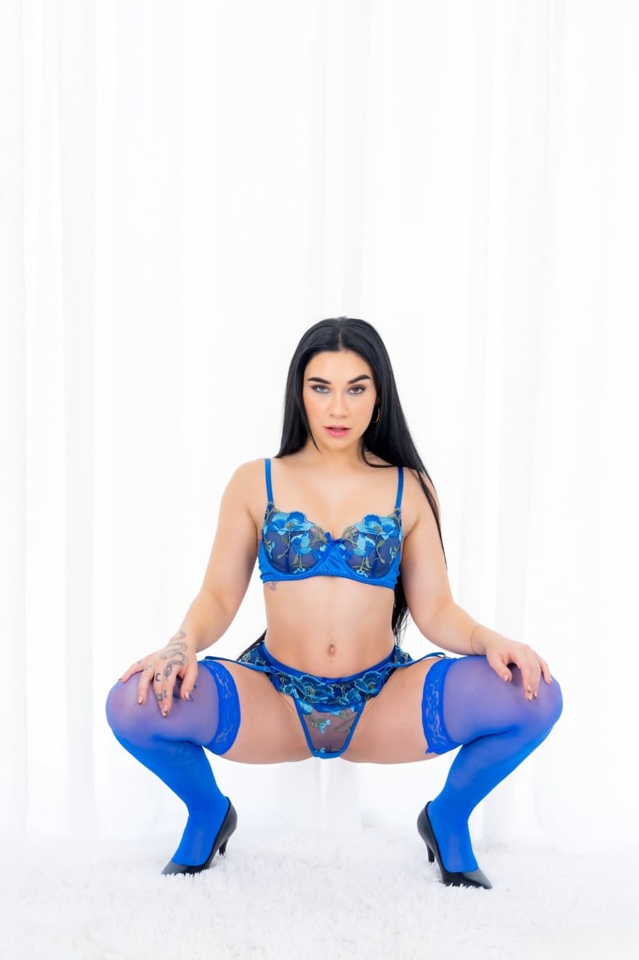 Delilah Dagger provoca con tettine sode avvolte in calze velate e reggicalze - 10