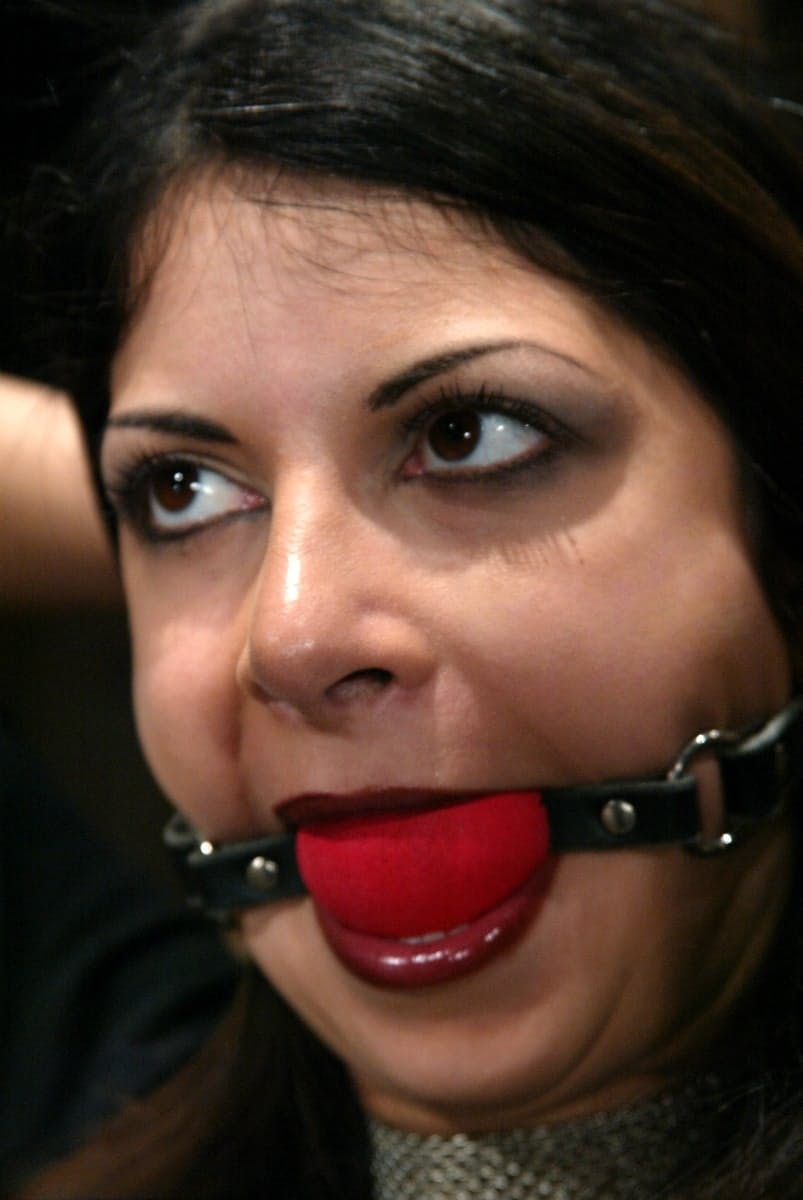 Gia Jordan fuertemente atada, con mordaza de bola, sometida sin descanso a caricias de juguete por su insaciable amo - 2