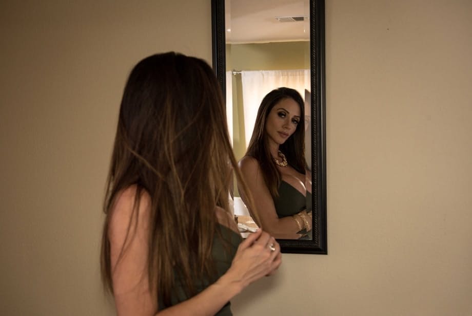 Kyle Mason baise violemment la Colombienne Ariella Ferrera avec ses énormes seins qui serrent chaque poussée - 4