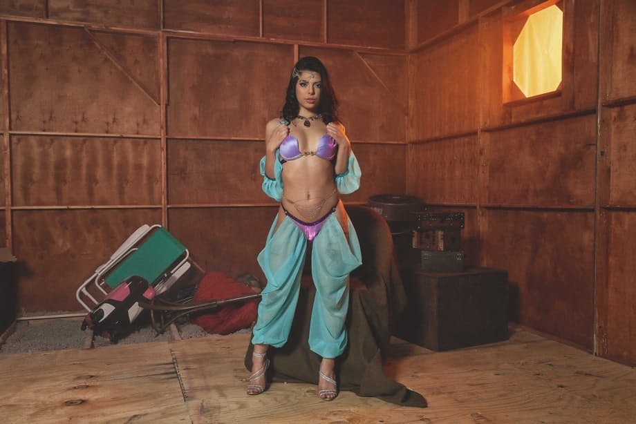 Gina Valentina se desnuda seductoramente exponiendo su jugoso y carnoso culo burbuja de cerca - 7