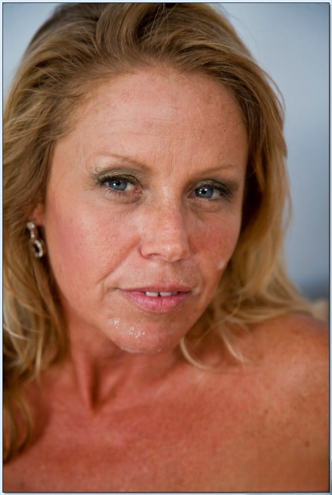 Nikki Charm, milf bionda matura, frocia vogliosa, riceve una calda sborrata sul viso dopo un sesso duro e intenso con il suo stallone - 20