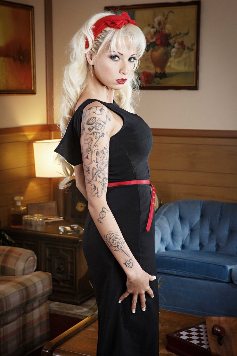 Rikki Six se déshabille entièrement, révélant sa beauté blonde exotique tatouée. - 5