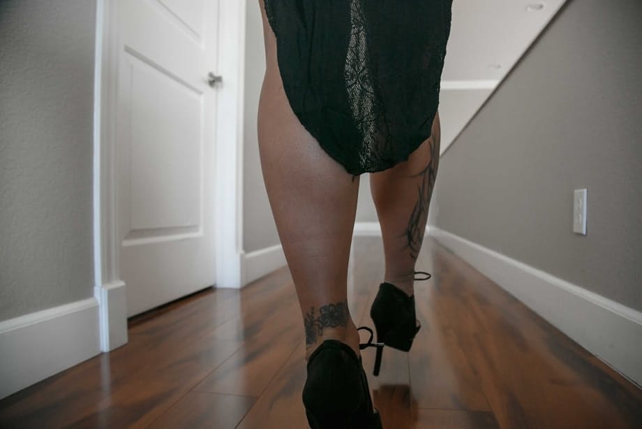 Ashton Blake, cougar séductrice aux tétons percés, se fait baiser sauvagement par l'ami de son fils - 5