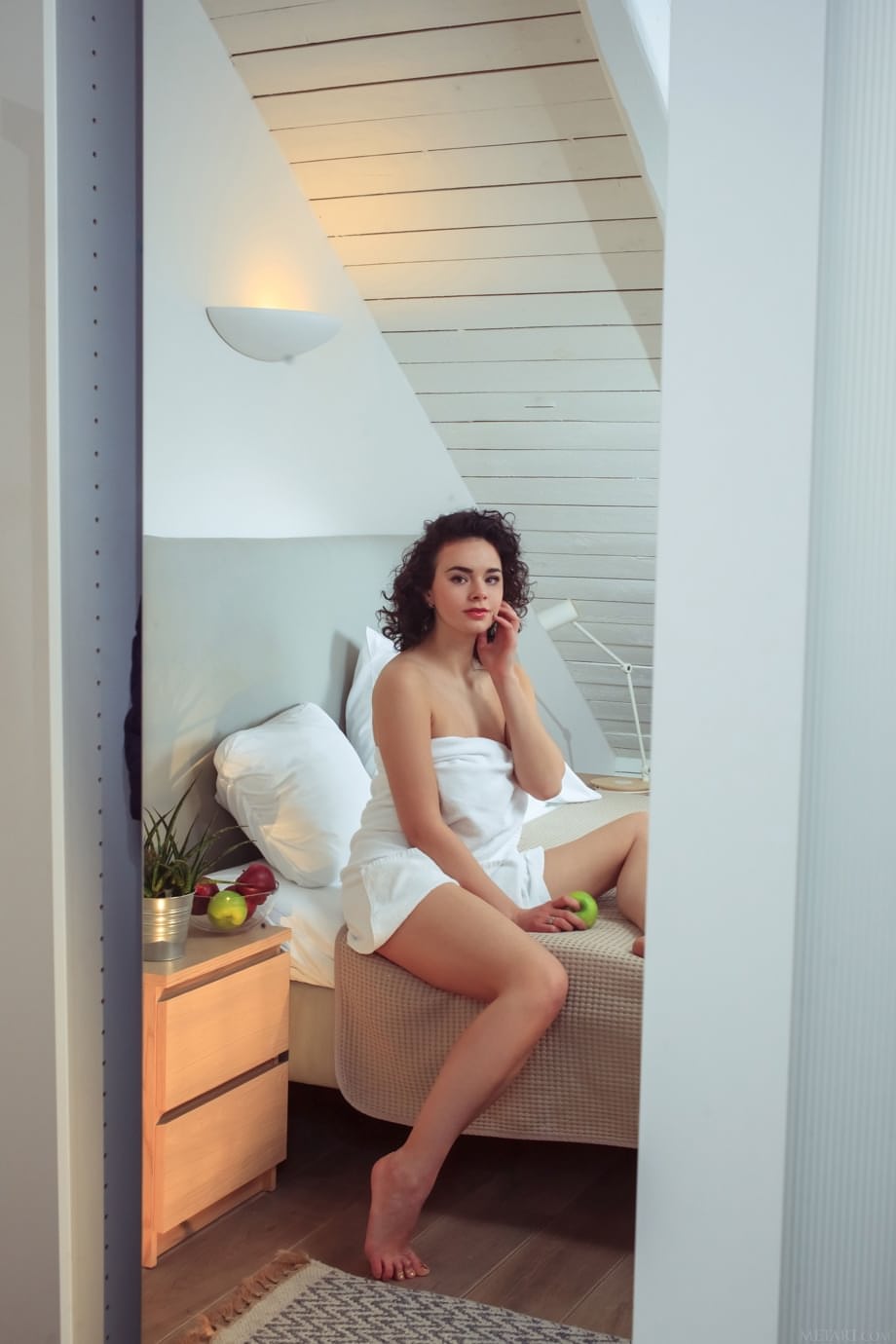 Arcadia rivela le sue riccioli nudi e umida intimità depilata - 3
