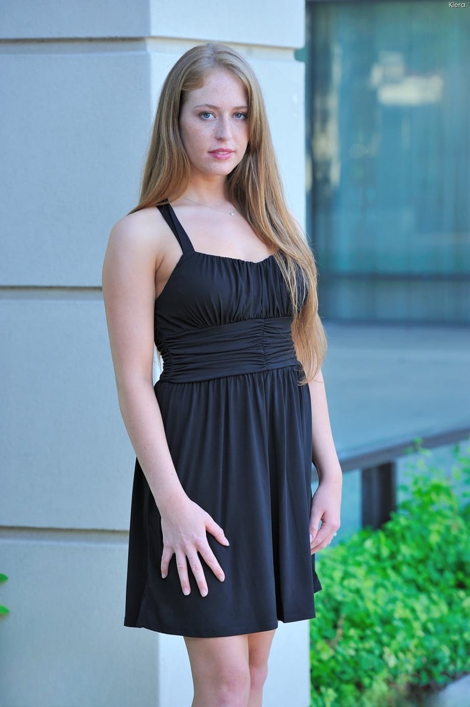 Kiera strips to heels and cums brazenly in public view - 1