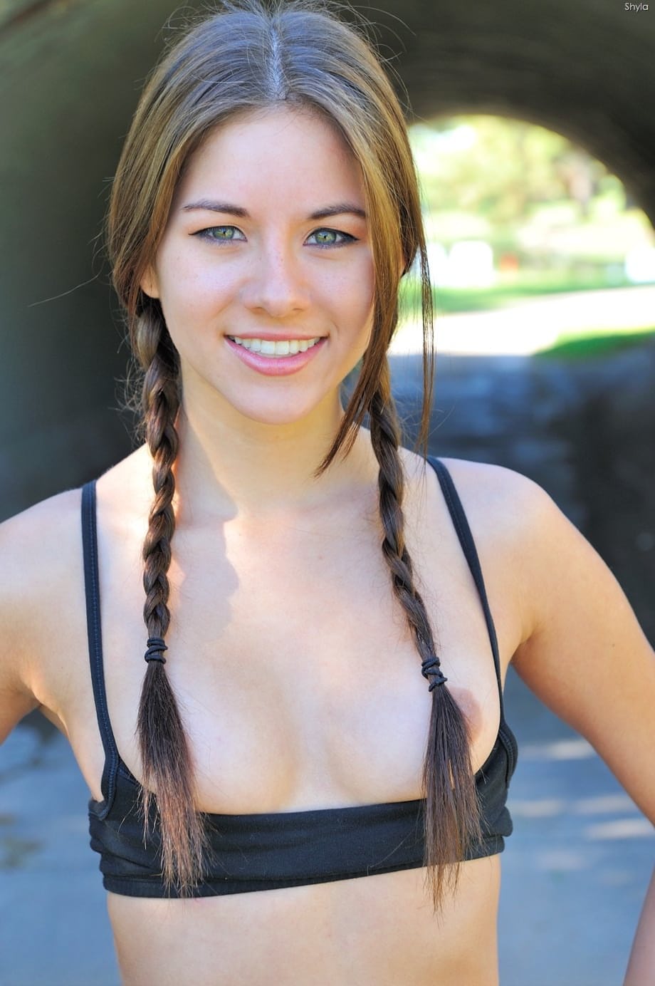 Blue-eyed teen Shyla Jennings bares perky tits on balcony and masturbates outdoors - 3