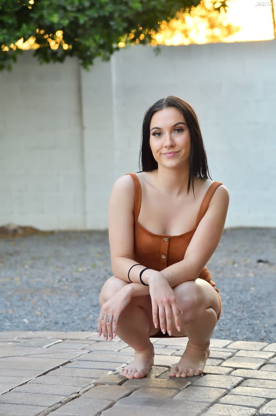 Jazmin Luv provoque au bord de la piscine, exhibant ses tétons durs et s'écartant dans un minuscule bikini ficelle - 18