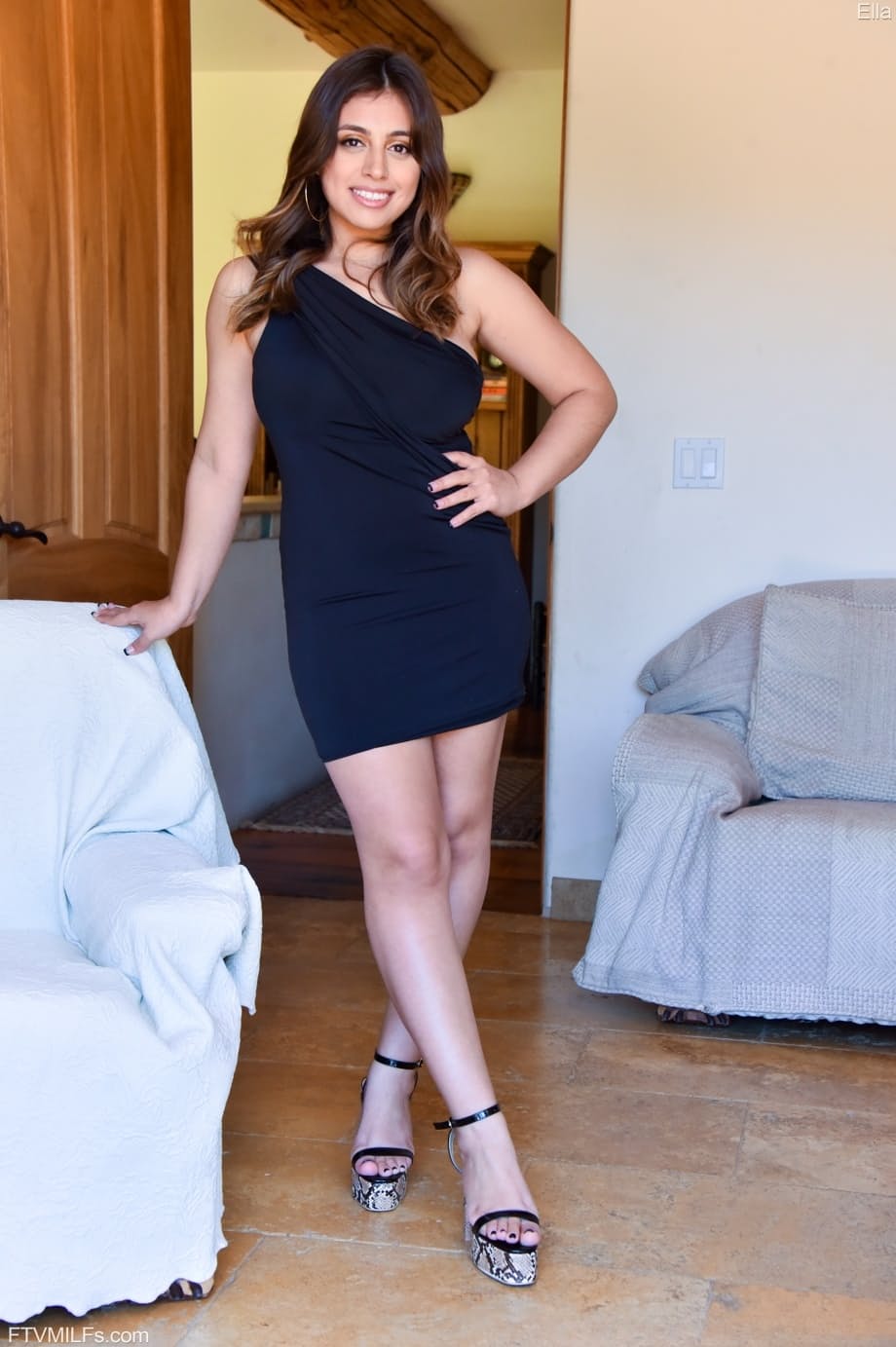La curvy Ella Knox stuzzica in modo seducente i suoi perfetti seni naturali in pose nude provocanti - 1