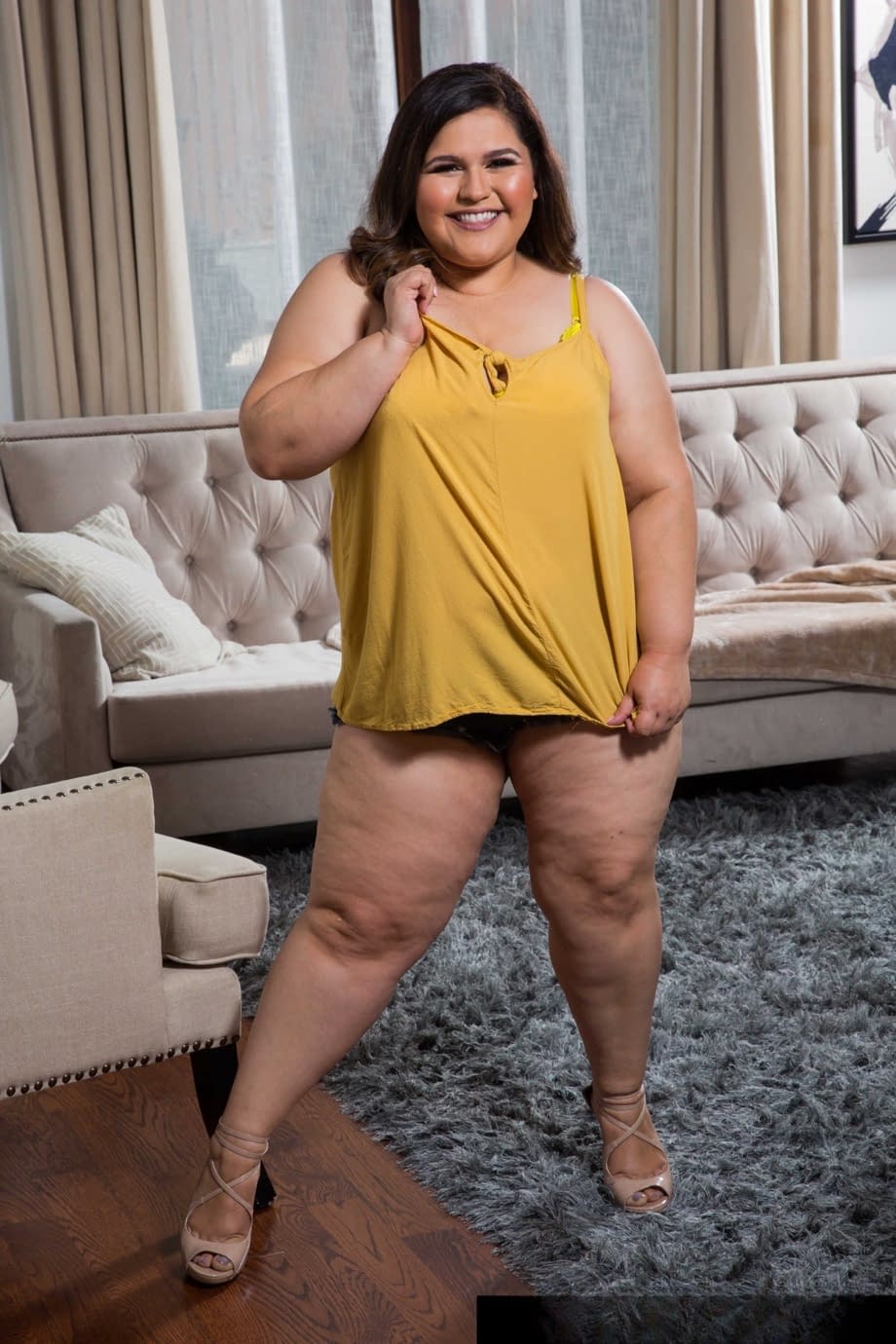 La sensuelle Karla Lane expose ses énormes fesses et ses tétons gonflés dans une masturbation en solo explicite - 1