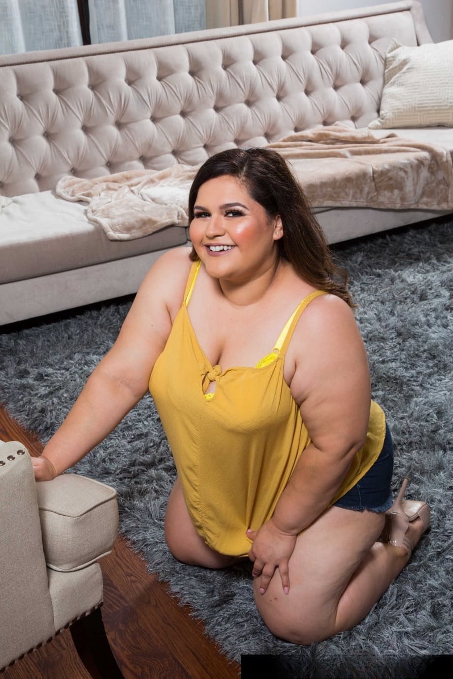La sensuelle Karla Lane expose ses énormes fesses et ses tétons gonflés dans une masturbation en solo explicite - 3
