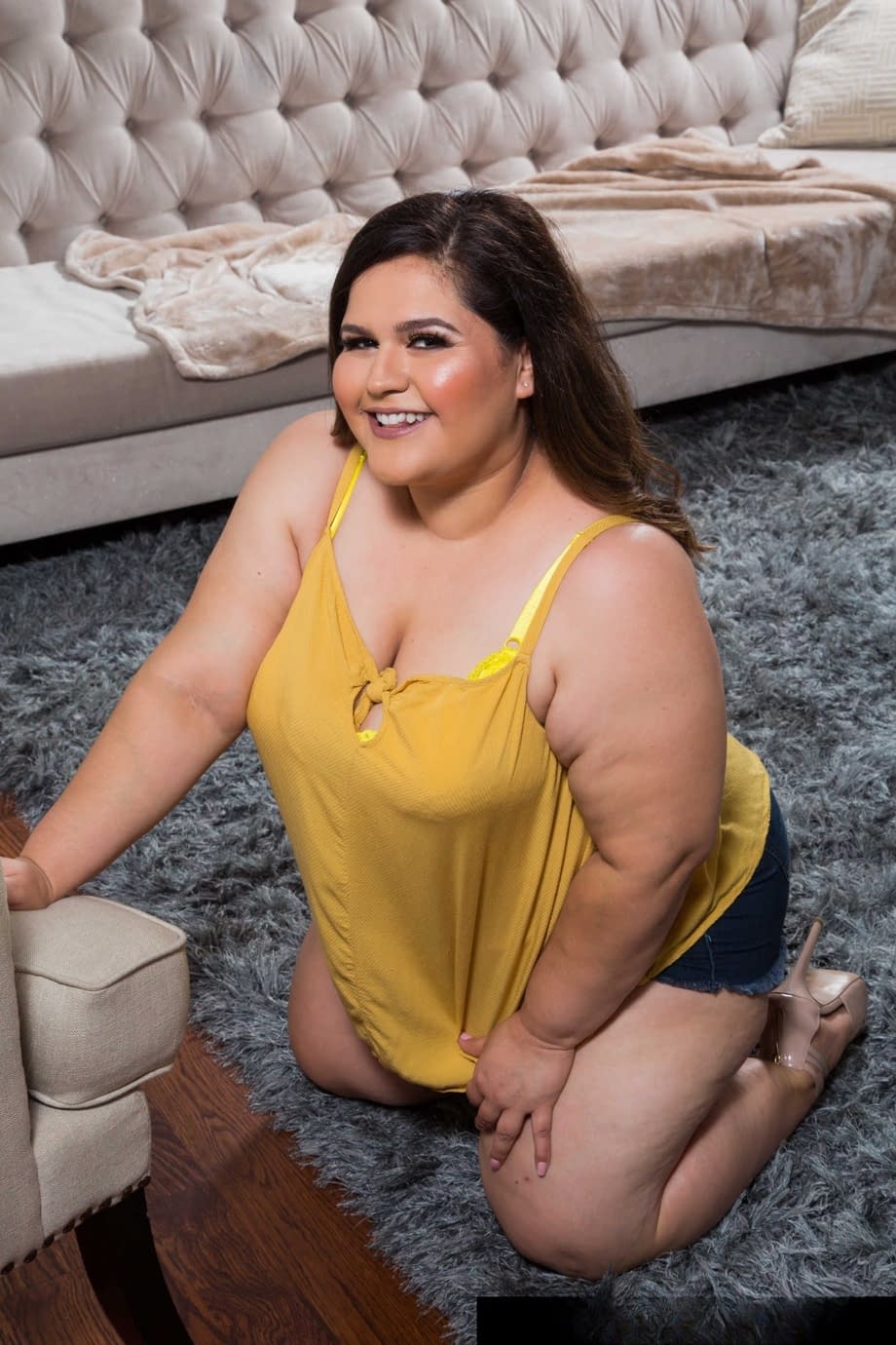 La sensuelle Karla Lane expose ses énormes fesses et ses tétons gonflés dans une masturbation en solo explicite - 4