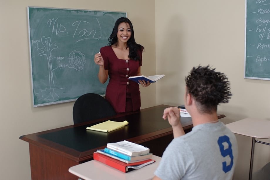 L'uniforme de l'enseignante Mika Tan tombe quand l'étudiant torride la pilonne sauvagement - 10