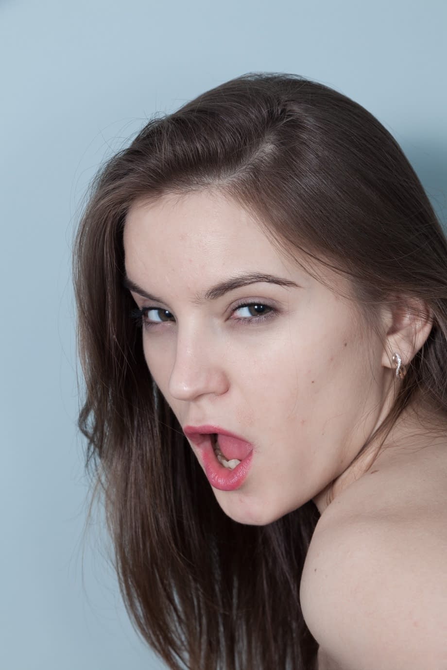 La diosa rusa peluda Evelina Darling se da placer en su húmedo arbusto con un consolador de vidrio - 8