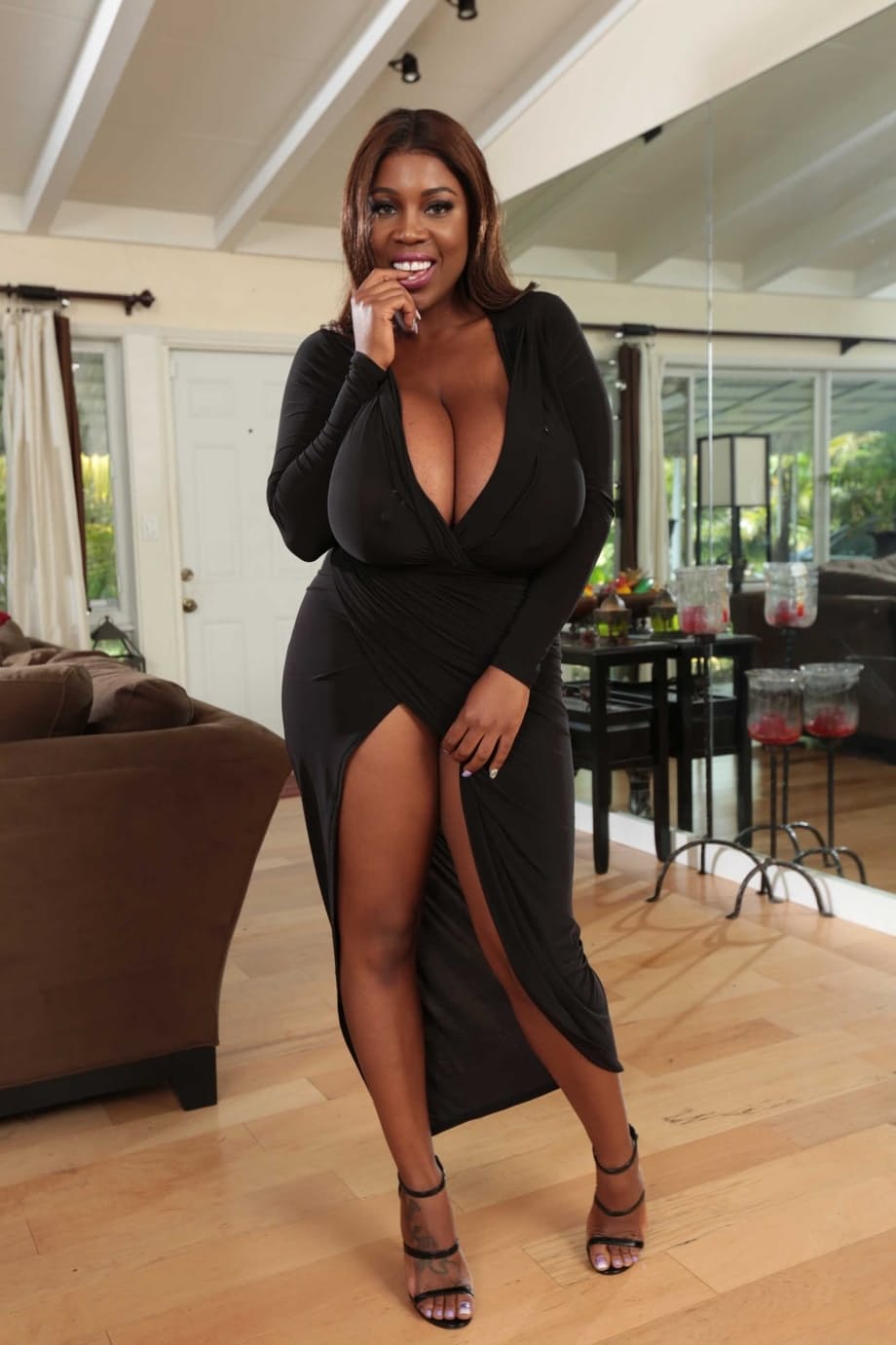 Maserati XXX se desnuda completamente exhibiendo sus enormes tetas y culo ébano - 3
